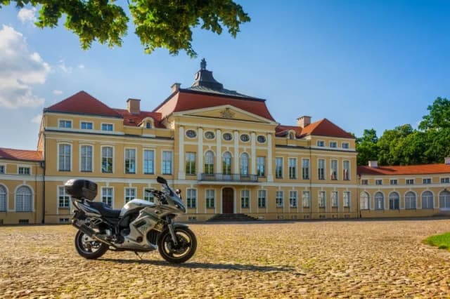 Najlepsze trasy motocyklowe w Poznaniu - odkryj piękne widoki i atrakcje