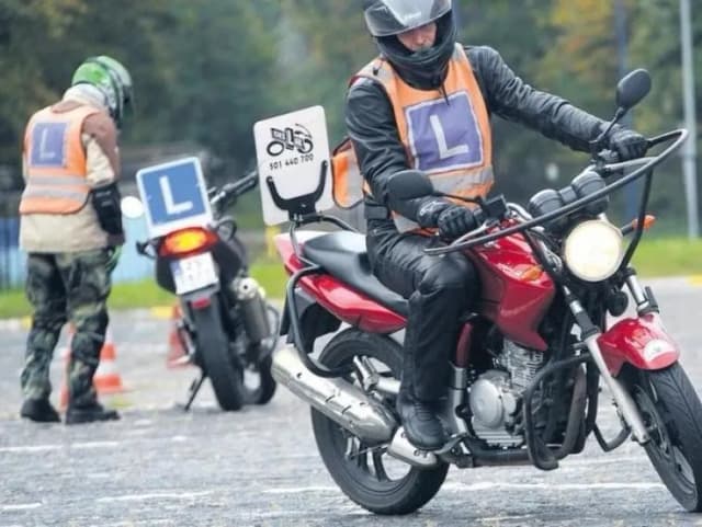 Jakie uprawnienia na motorower? Poznaj wymagania i uniknij problemów