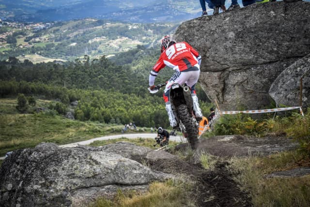 Super Enduro co to jest? Poznaj zasady i charakterystykę sportu