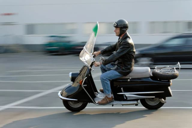 Co to jest motorower? Poznaj jego cechy i przepisy prawne