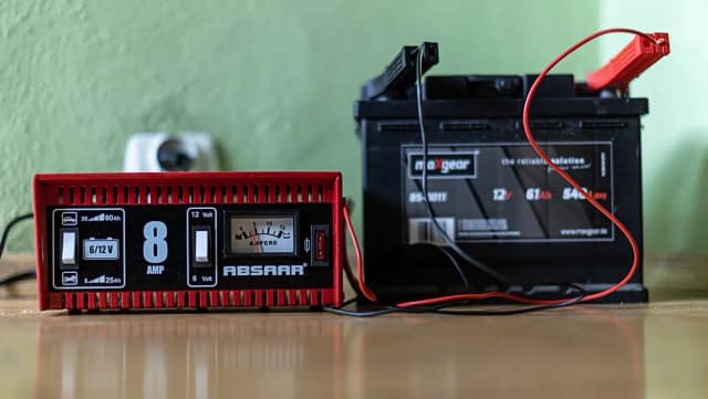Najlepszy prostownik do akumulatora motocyklowego - uniknij problemów