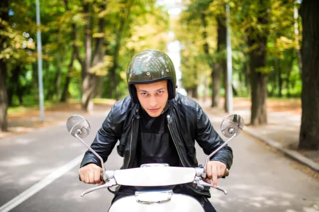 Jaki kask na motorower? Odkryj, jak uniknąć niebezpieczeństw na drodze