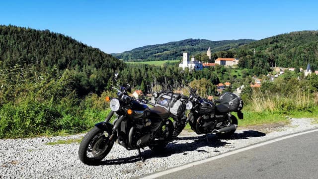 Trasy motocyklowe w Czechach: odkryj niezapomniane widoki i przygody
